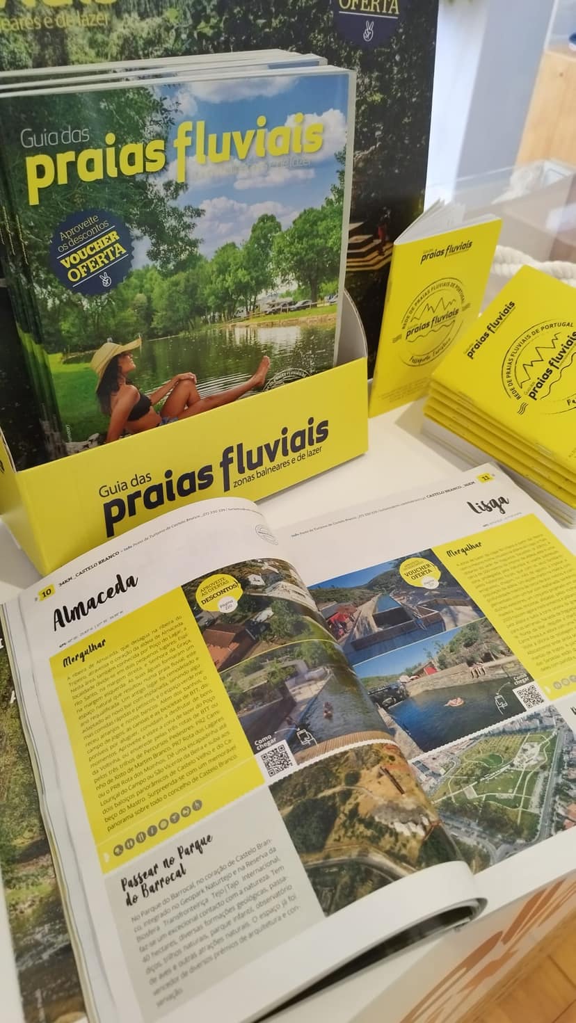 O Guia das Praias Fluviais em exposição com passaportes e cartazes