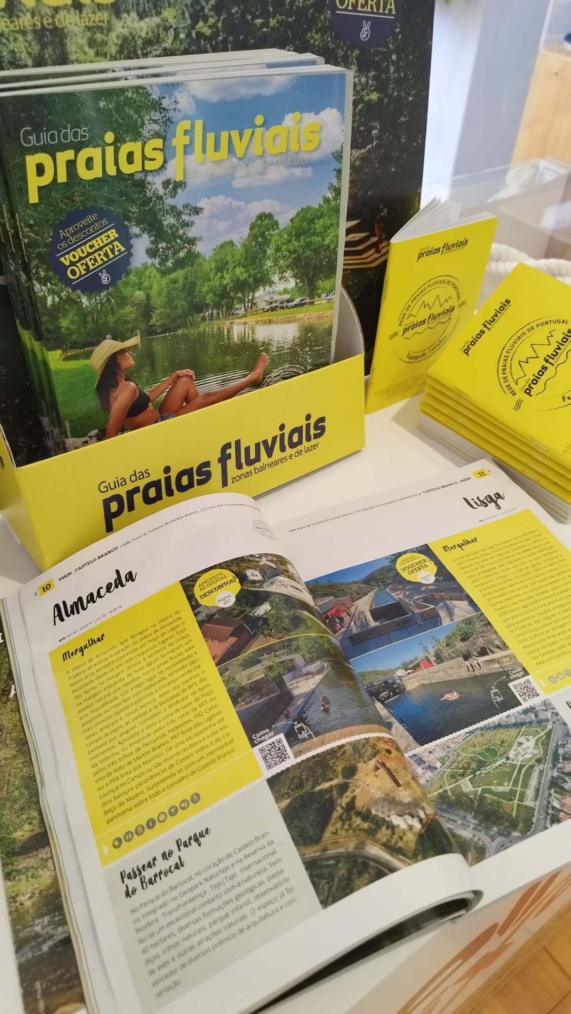 O Guia das Praias Fluviais em exposição com passaportes e cartazes